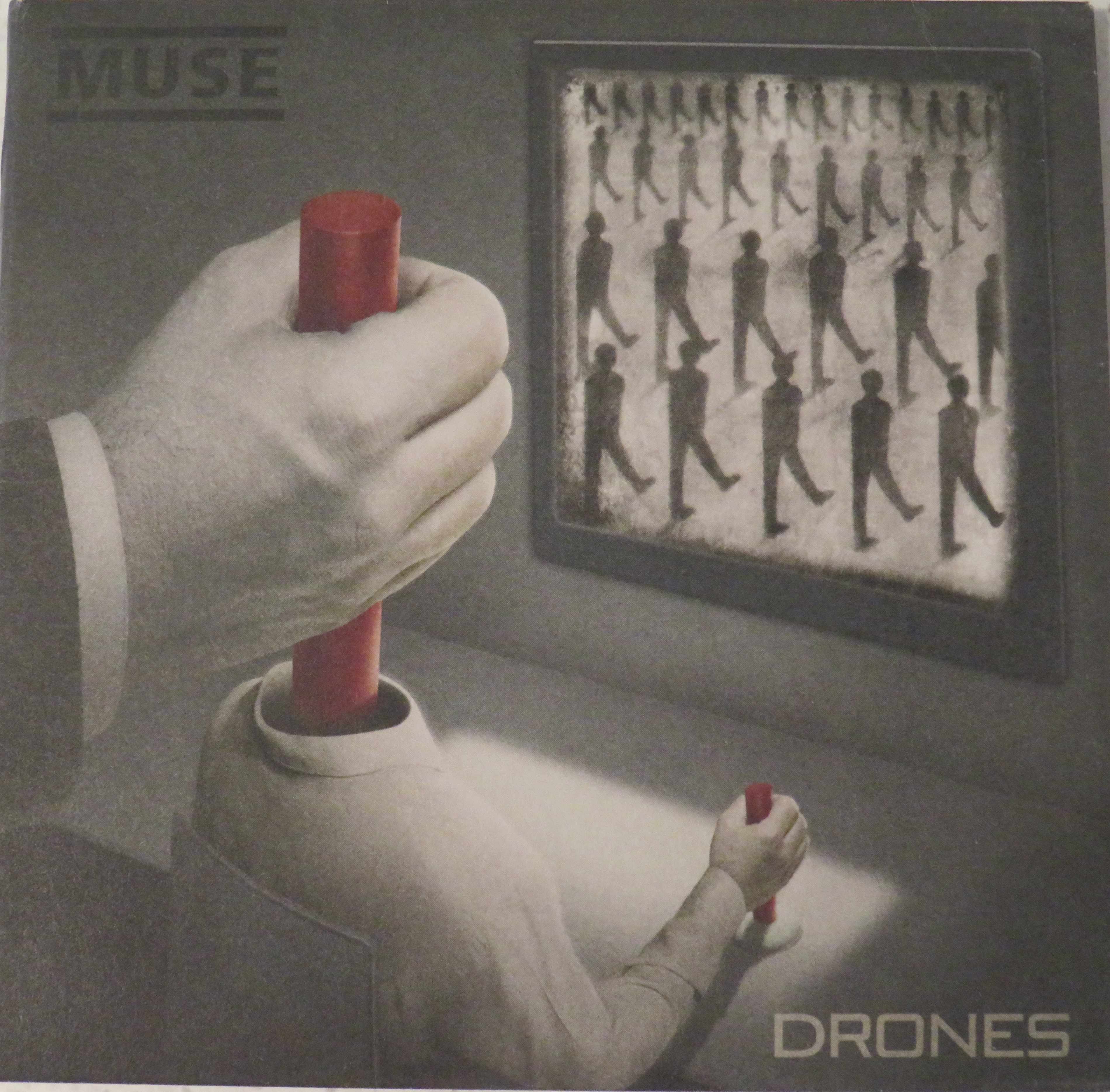 Pochette de l'album Drones par Muse (2015)